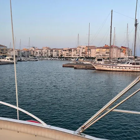 Entire Boat Center Port Of Cap *