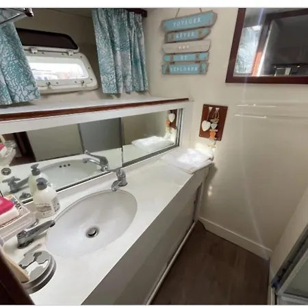 Holiday home Entire Boat Center Port Of Cap *