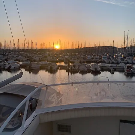 Entire Boat Center Port Of Cap