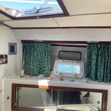 Entire Boat Center Port Of Cap